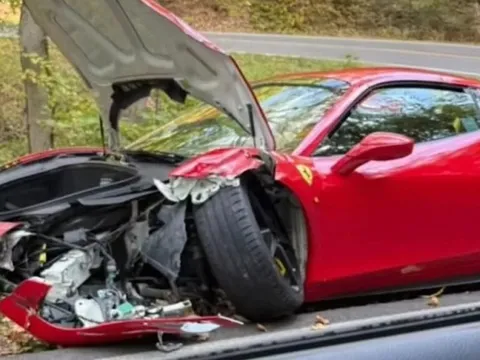 Ferrari 458 Spider 'nát bét' sau khi lao vào xe tải
