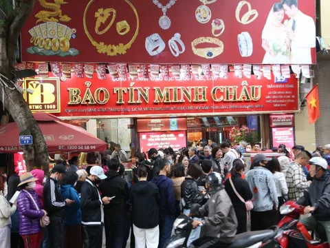Lo giá vàng giảm nữa, nhiều người tiếp tục mang đi bán