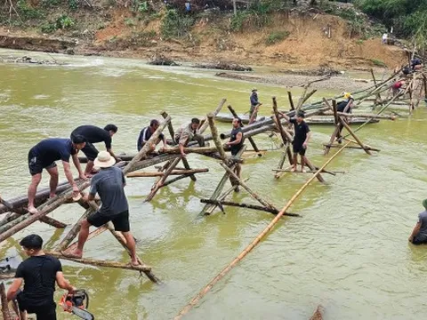 Lũ cuốn trôi cầu, xã vùng cao dựng cầu tre để học sinh đến trường