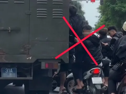 Xử lý nhóm thanh niên "đầu trần" đeo bám xe chở phạm nhân trên đường phố Hà Nội