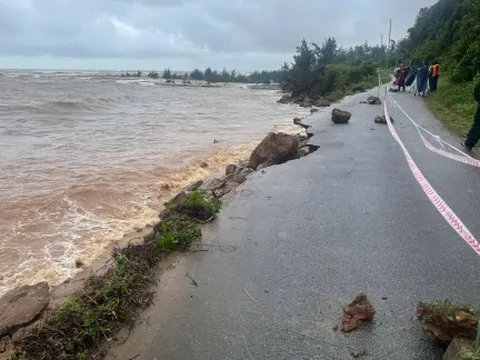 Huế căng mình chống sạt lở
