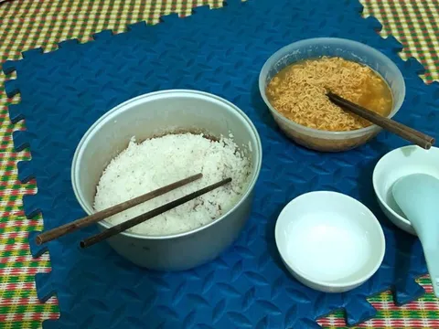 Bức ảnh cơm chan mì tôm của cặp vợ chồng thất nghiệp