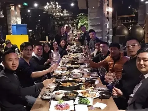 Đi họp lớp, ai cũng khoe thu nhập tiền tỷ, người bạn nghèo nhất nói một câu khiến tất cả câm nín