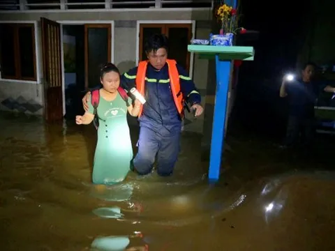Lực lượng chức năng Phường Bình Quới trắng đêm giúp dân chống ngập do triều cường