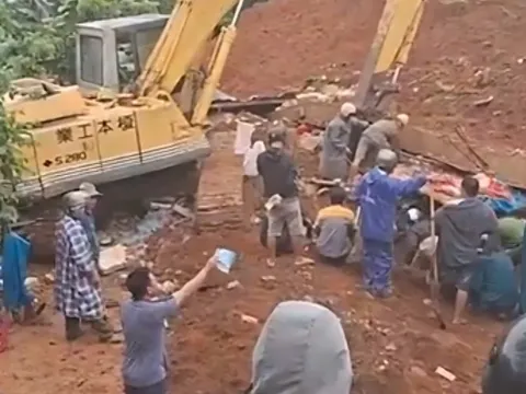 Sập móng nhà đang xây dựng, 2 cha con tử vong
