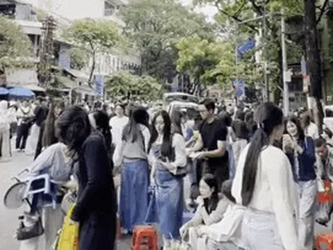 Công an dẹp hàng cốm lấn chiếm hè phố Nhà Thờ, các "nàng thơ" chạy toé khói