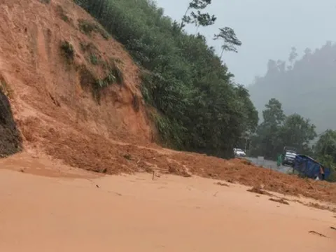 Di dời khẩn cấp hơn 50 hộ dân ở 1 xã do nước sông dâng cao, sạt lở gây cô lập