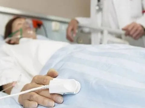 Người đàn ông 35 tuổi "gan trắng xoá" vì thường xuyên uống thứ nước nhiều người mê