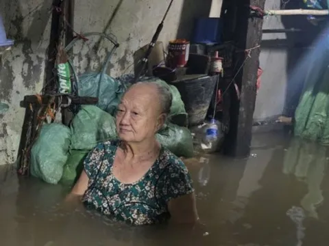 Triều cường dâng cao khủng khiếp ở miền Tây, nhiều nơi ngập tới ngực