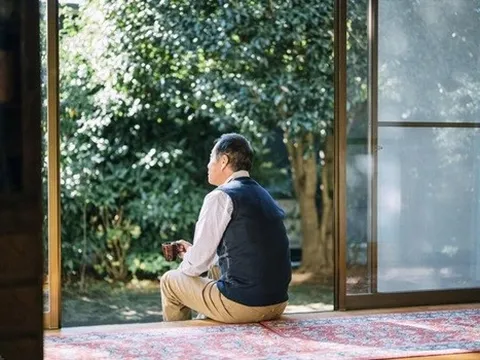 Cầm 5 tỷ về quê dưỡng già, chưa đầy 1 năm sau người đàn ông chỉ biết ôm mặt khóc: “Tôi thực sự hối hận rồi”
