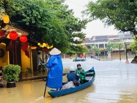 Phố cổ Hội An mênh mông nước, dân bơi thuyền đi lại