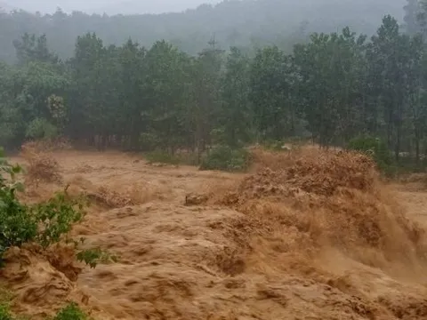 Lũ trên các sông ở miền Trung đang cuồn cuộn chảy về hạ du