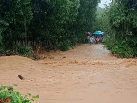 1 học sinh bị hút vào cống thoát nước tử vong, 1 người đàn ông bị lũ cuốn
