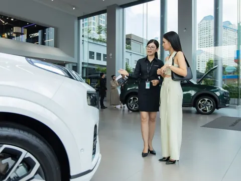 Loạt xe hybrid đua giảm giá tháng 10