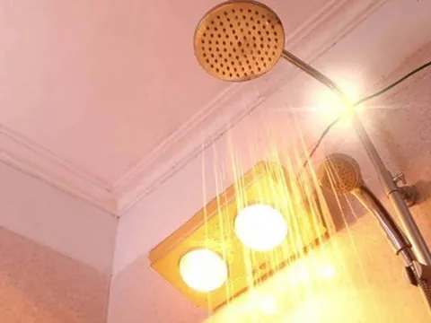 Đèn sưởi trong nhà tắm bốc cháy: Người mẹ tá hỏa ôm con chạy thoát, nhanh trí làm 1 việc ngay lập tức
