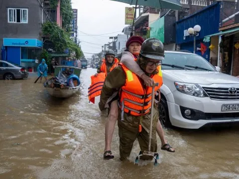 Lũ tràn vào bệnh viện, chuyển khẩn cấp các bệnh nhân đến nơi an toàn