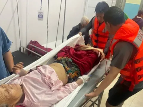 Nước tràn vào Bệnh viện Trung ương Huế, công an xuyên đêm giúp di dời bệnh nhân