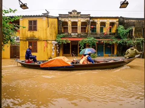 Người dân Hội An chỉ còn có thể dùng thuyền đi lại trên đường