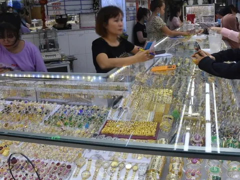Giá vàng hôm nay, 28-10: Vàng thế giới giảm hơn 140 USD