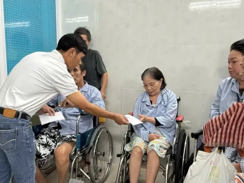 Ấm lòng suất quà của Báo Người Lao Động đến với bệnh nhân nghèo vùng lũ