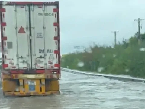 Tuyến cao tốc Vĩnh Hảo – Phan Thiết ngập nước, cấm tạm thời một chiều lưu thông