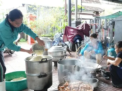 Hội LHPN TP Huế nấu hơn 11.000 suất cơm hỗ trợ người dân vùng ngập lụt