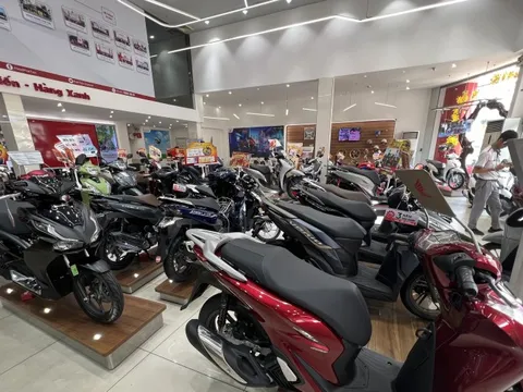 Qua thời hoàng kim, đại lý xe máy chật vật rao bán từng chiếc