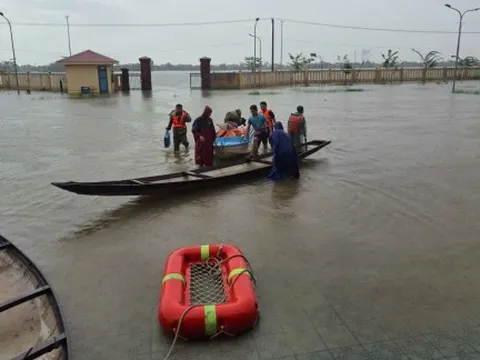 Đoàn từ thiện cứu trợ bà con vùng rốn lũ ở Huế bị lật thuyền, may mắn thoát nạn