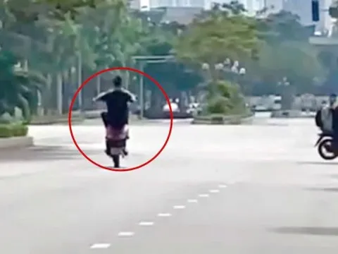 Nam thanh niên điều khiển xe máy bốc đầu trên đường phố Hà Nội bị xử lý