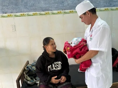 Vượt lũ dữ hỗ trợ sản phụ sinh con ở Quảng Trị