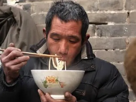 Bác sĩ Trung Quốc khuyên khi ăn làm 1 việc, người Việt đã quen làm từ nhỏ