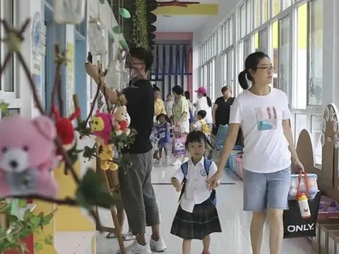 Lương 3 cọc 3 đồng, chồng tôi đòi bán nhà để con học trường quốc tế, anh bảo: "Giáo dục quan trọng hơn nhà cửa"!