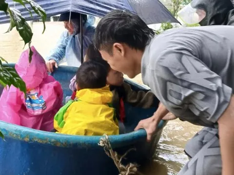 Đường phố ở Hà Tĩnh ngập nặng do mưa lớn, hàng trăm người được sơ tán