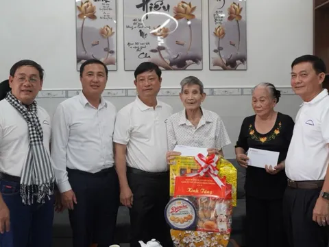 Đoàn công tác Đảng ủy các cơ quan Đảng TP HCM thăm, tặng quà gia đình chính sách tại Côn Đảo