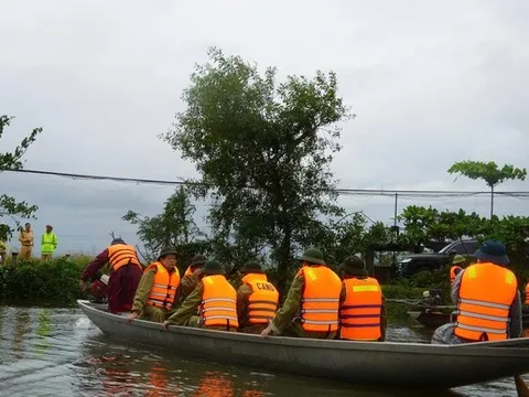 Mưa lũ lịch sử ở miền Trung làm 22 người chết, mất tích