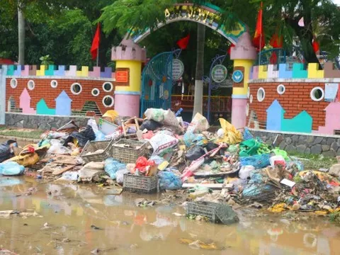 Lũ rút, hàng nghìn tấn rác thải bủa vây khắp TP Huế