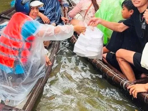 Phụ nữ Huế gác việc nhà, nấu cơm nóng hỗ trợ bà con bị cô lập trong lũ