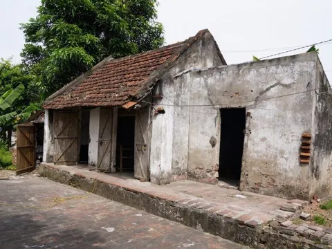 Quảng Trị: Bé gái sơ sinh bị bỏ trong căn nhà hoang