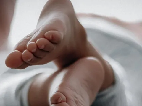 Người đàn ông nặng 138kg vô tình giẫm tử vong con của bạn gái