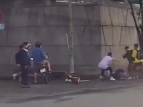 Truy xét nhóm học sinh đánh nhau ngay giao lộ ở TP HCM