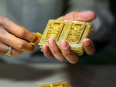 Mua vàng theo lời của kẻ lừa đảo, cụ bà vô tình lãi lớn