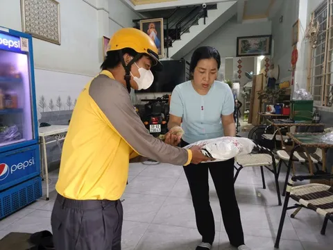 Sau khi được yêu cầu chuyển khoản 41K cho shipper, tài khoản của vị khách ở TP.HCM bị trừ 100 triệu đồng: Công ty chuyển phát nhanh lập tức mời lên làm việc