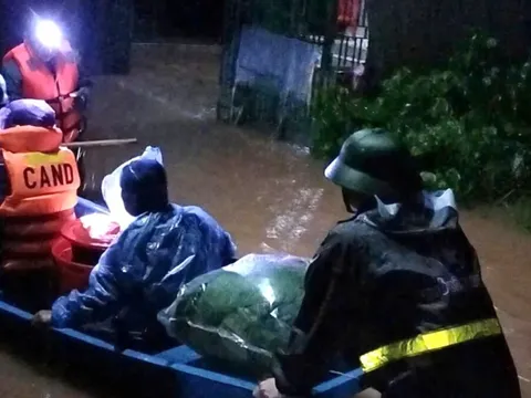 Cận cảnh nước lũ gần chạm mái nhà ở Hà Tĩnh