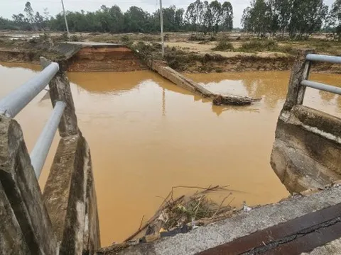 Thêm một cây cầu bị sụp mố, bờ sông Thu Bồn sạt lở ở vị trí mới