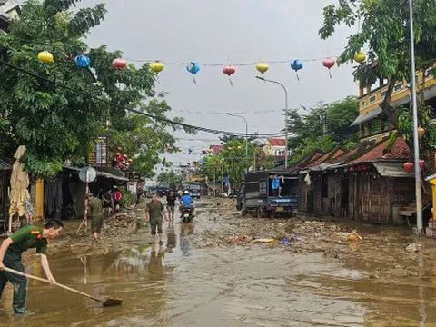Khẩn trương thu dọn Hội An sau lũ