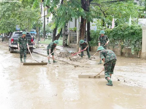 Hơn 8.000 người dọn 'núi bùn' bủa vây TP Huế sau trận 'đại hồng thuỷ'