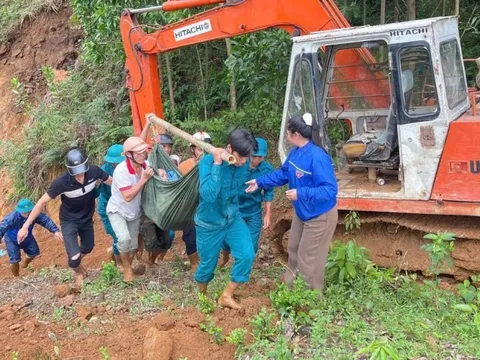 CLIP: Quảng Ngãi mưa trắng trời, nguy cơ lũ chồng lũ