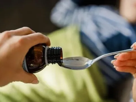 Bé gái 6 tháng tuổi tử vong sau khi uống siro ho, cửa hàng bị niêm phong