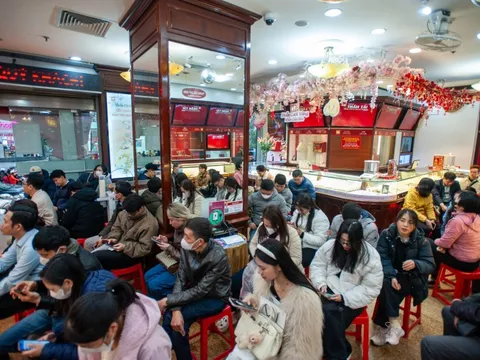 Lỗ nặng vì vàng