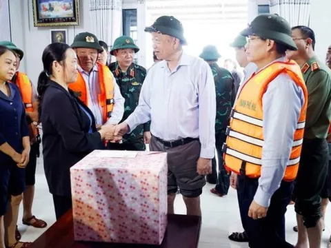 Tổng Bí thư chia sẻ về những thiệt hại do mưa lũ gây ra với người dân Huế